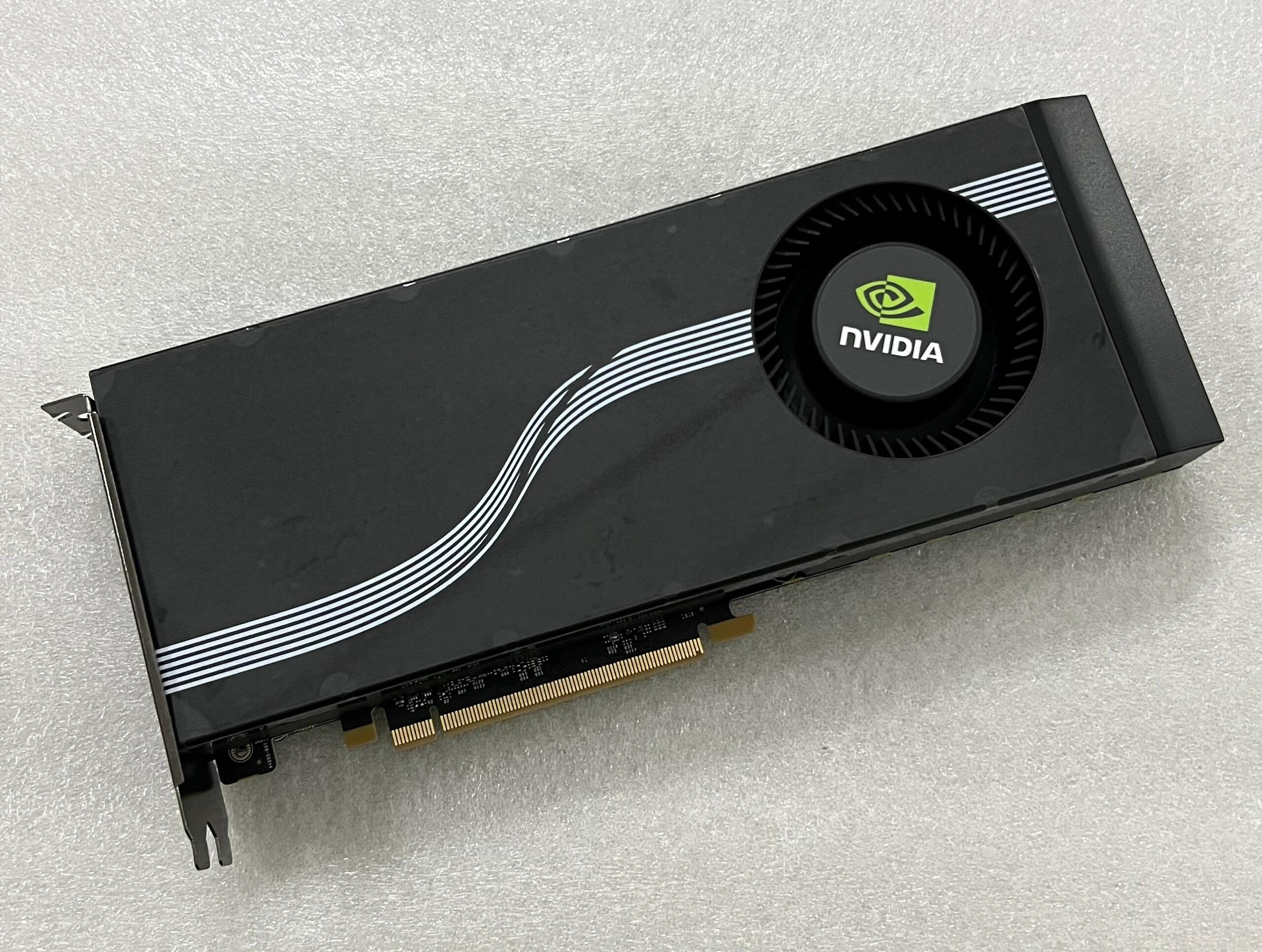 在使用 V100 GPU 进行模型训练时，如何监控和优化 GPU 的性能？